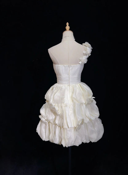 Robes de mariée intemporelles fourreau asymétrique une épaule organza blanc avec courte robe de mariée à volants N3005