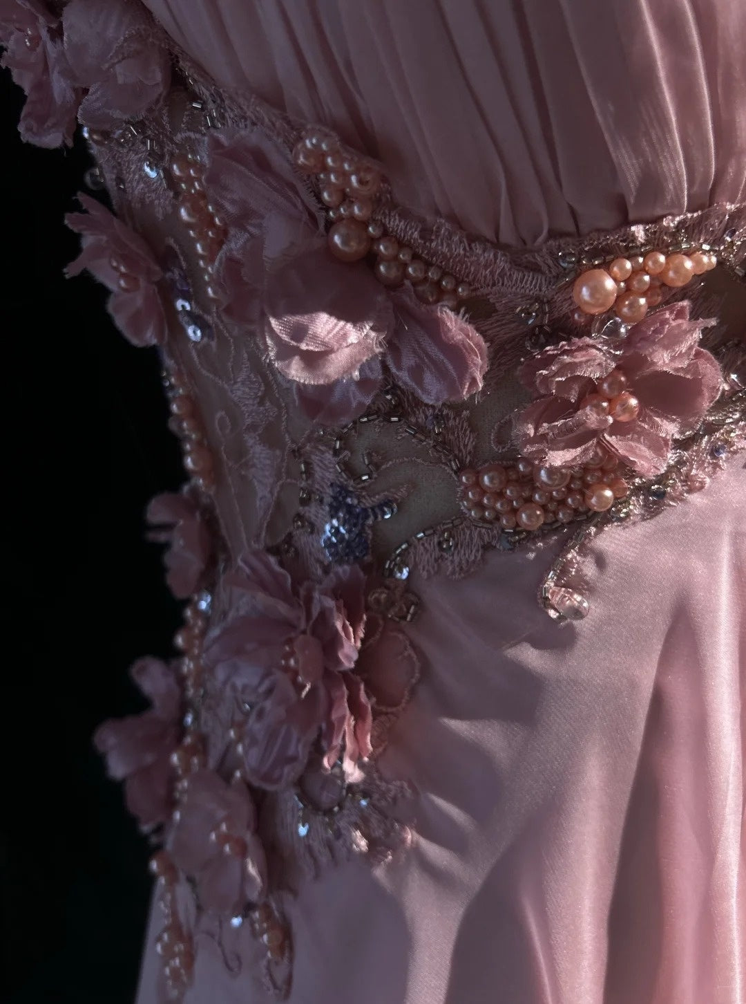 Vintage Abschlussballkleider A-Linie V-Ausschnitt Rosa Chiffon 70er Jahre mit 3D Blumen Perlenbesatz Langes Abendkleid N2528