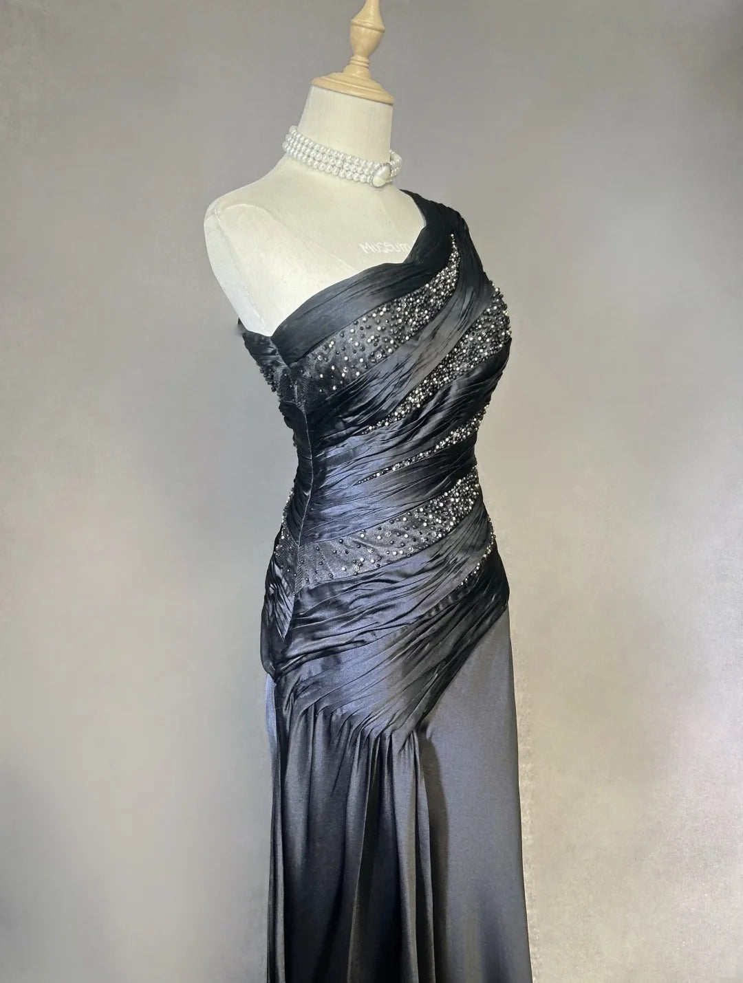 Elegante Abschlussballkleider Meerjungfrau One Shoulder Satin Black Tie Kleid mit Perlen Lang Formelle Abendgarderobe N3704