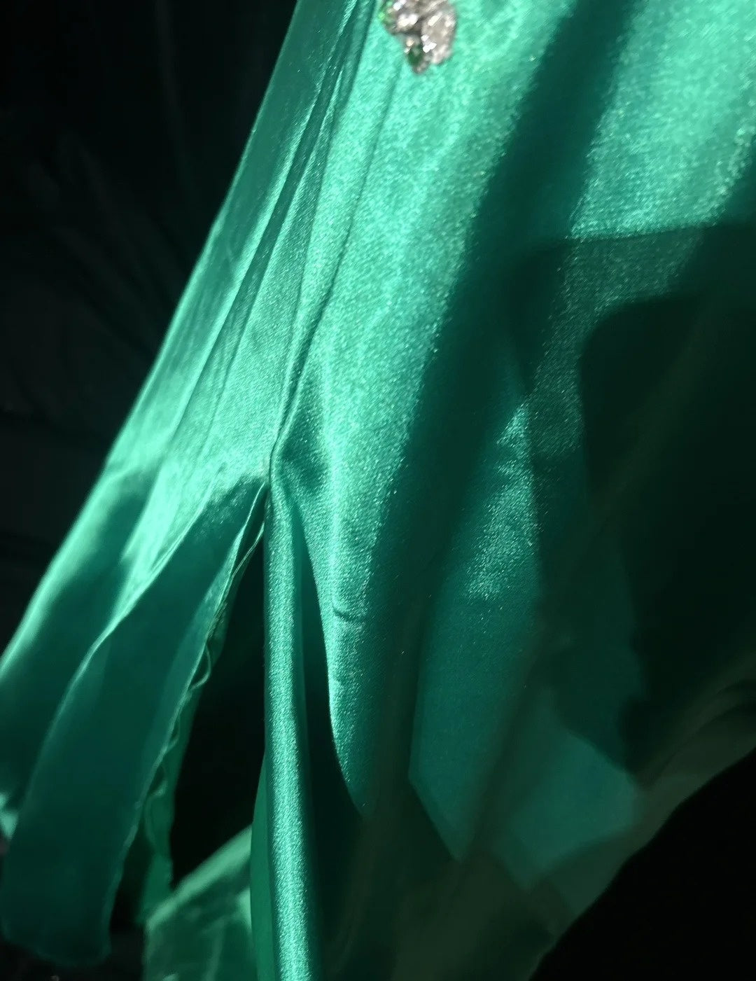 Robes de bal vintage coupe trapèze asymétrique en satin vert des années 70 avec appliques en dentelle longue robe de soirée N2529