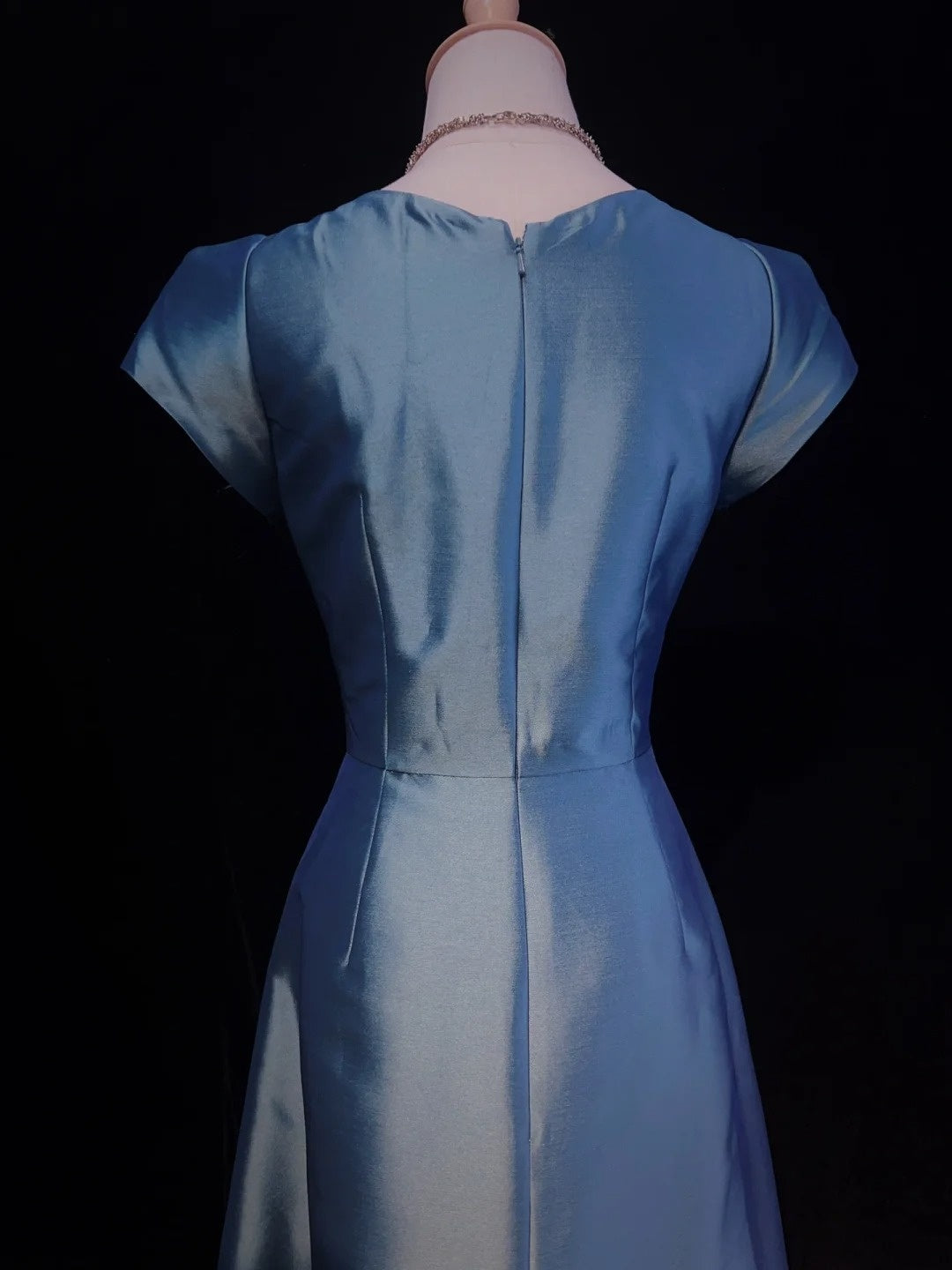 Belles Robes de Bal Coupe A Col en V Satin Bleu Manches Volants Longues Tenues de Soirée N3336