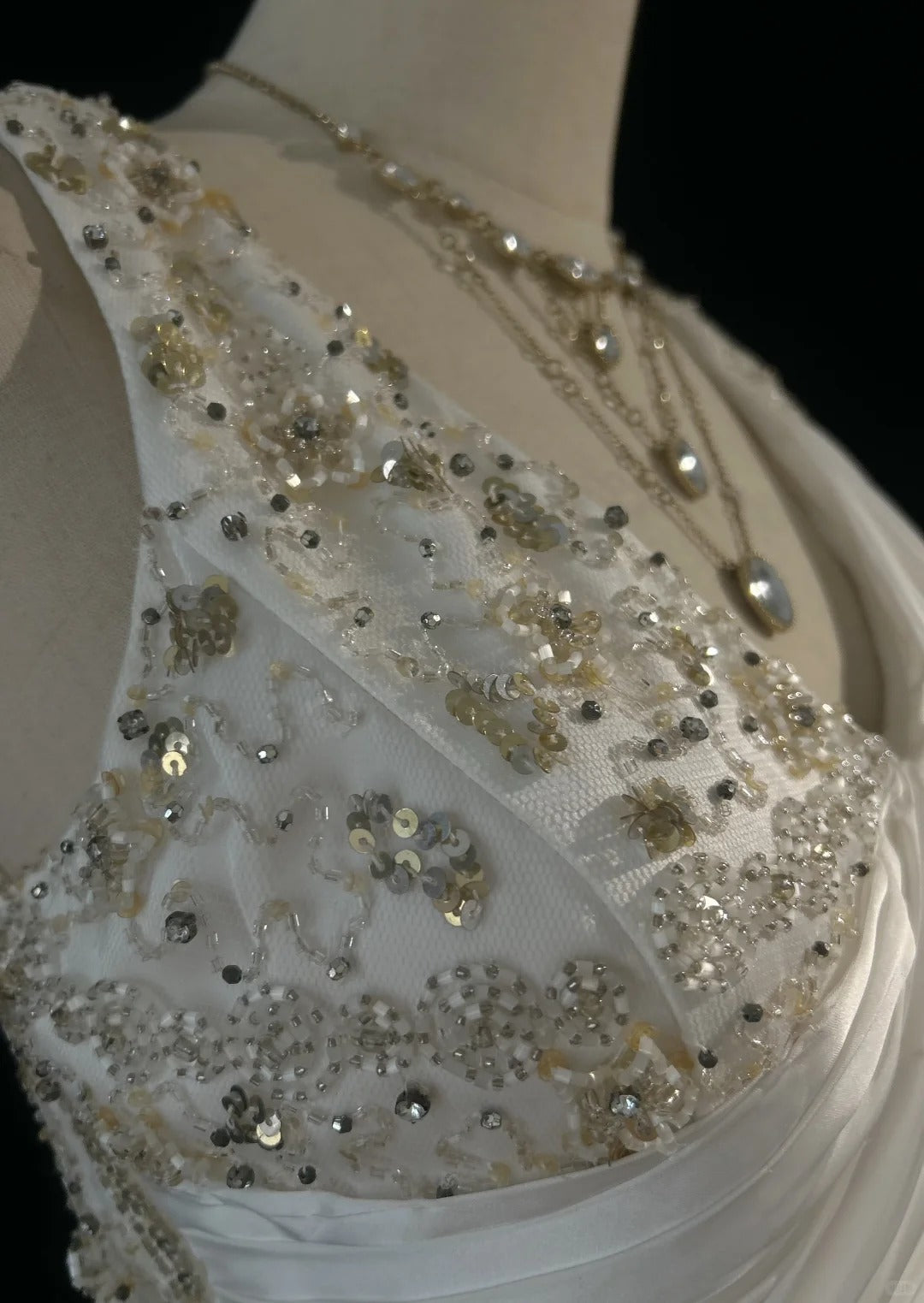 Robes de bal sirène modestes en satin blanc sans manches à col en V avec volants Robe de soirée formelle N3824