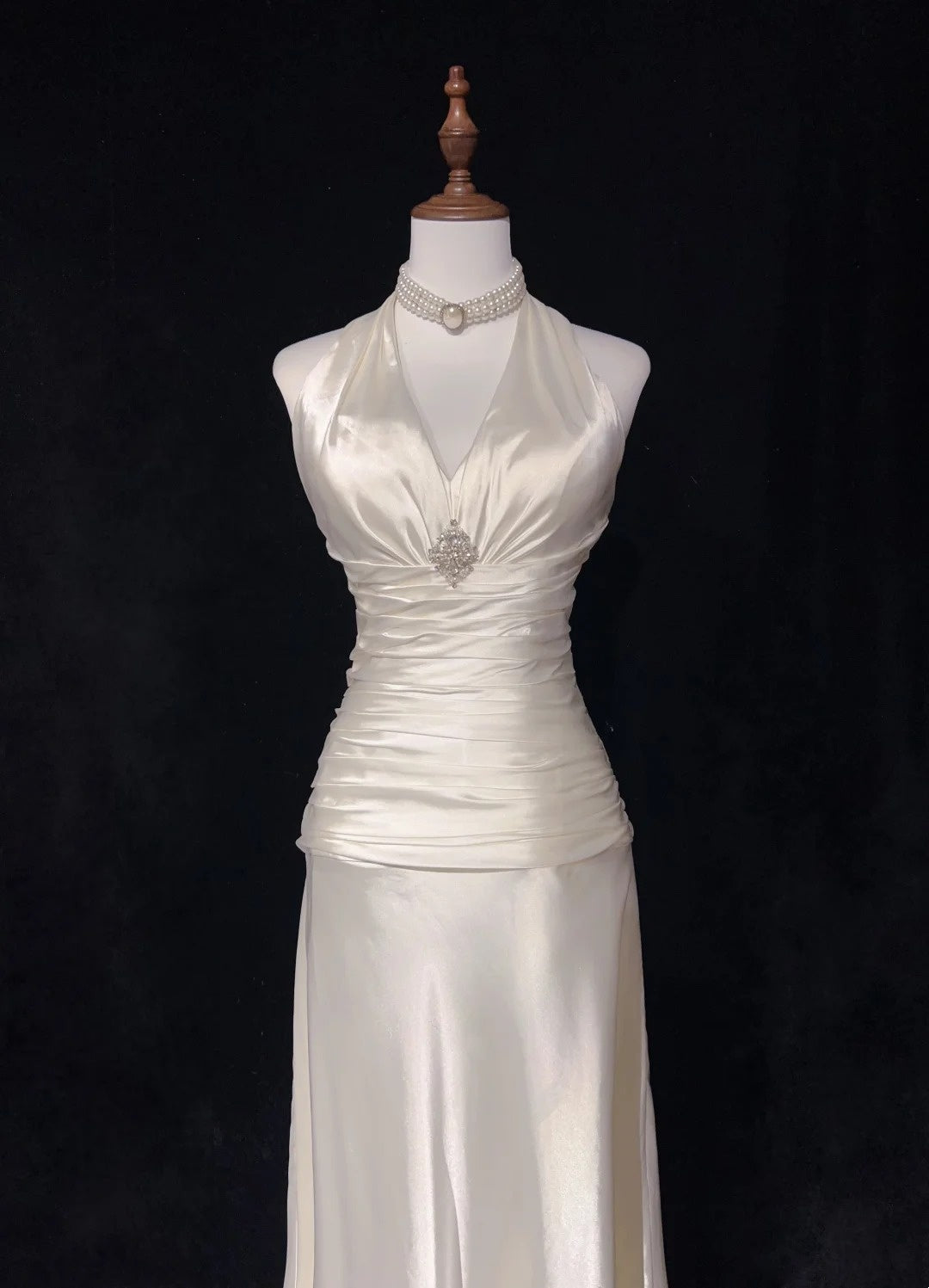 Robes de bal vintage Trapèze Col Haut Satin Blanc Avec Cape Plissée Robe de Soirée Longue Années 1960 N2604