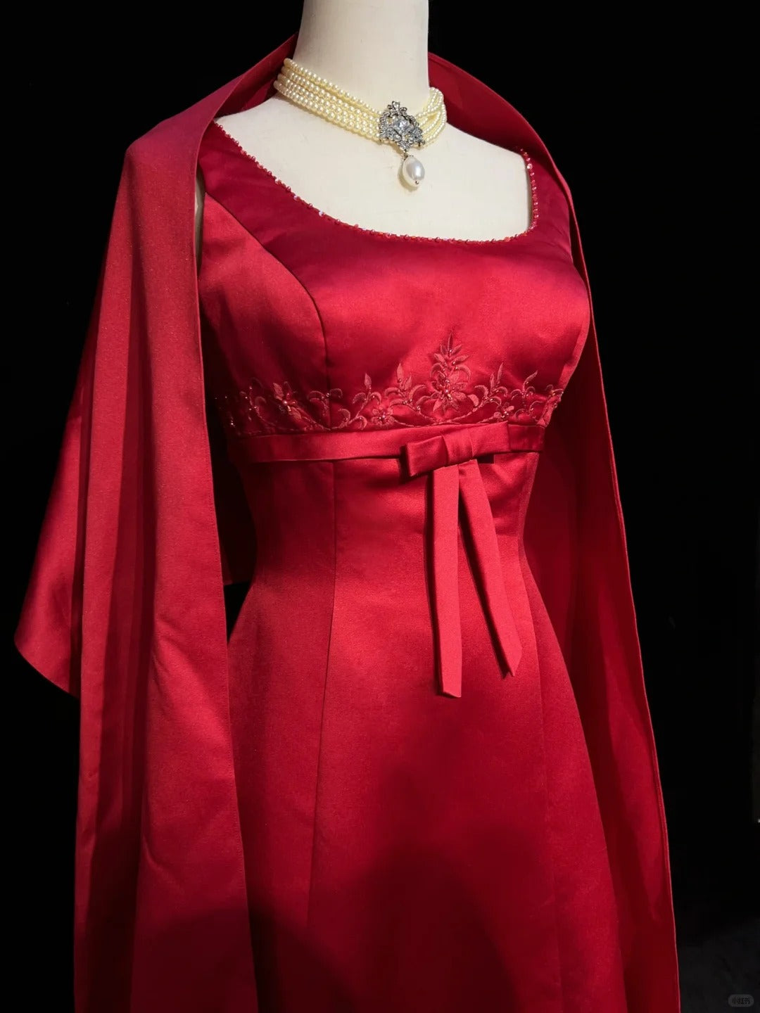 Inspiration Robes de bal Vintage Trapèze Col Carré Satin Rouge Années 80 Robes de Soirée Longues avec Cape N2857