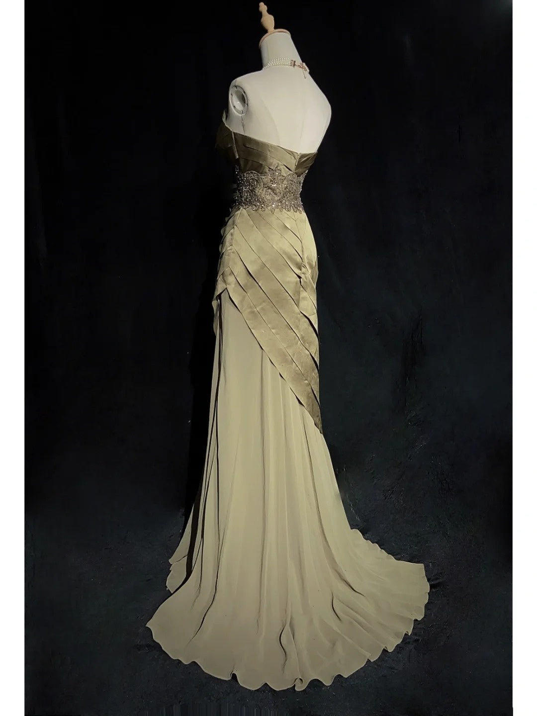Robes de bal modestes Sirène Cœur Vert olive Satin Sans manches Tenues de cérémonie N3609