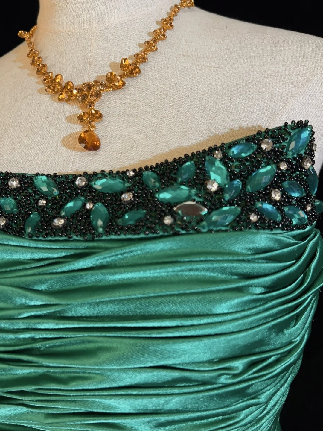 Robe de soirée/cocktail moulante bustier courte verte plissée style vintage pour bals de promo et retour à la maison N3903