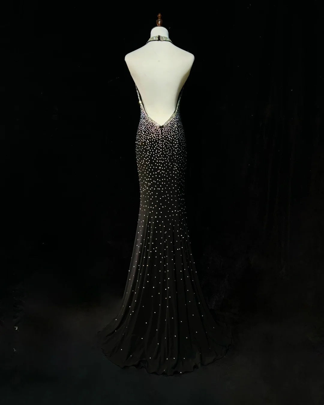 Robe de soirée longue sirène vintage noire dos nu des années 2000 pour bal de promo N2572