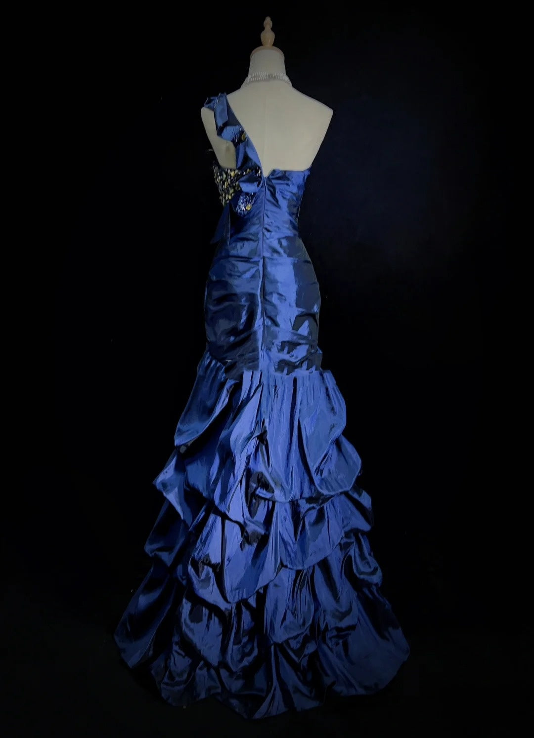 Élégantes robes de bal sirène asymétriques bleu marine en satin à volants longueur ras du sol tenues de soirée formelles N3487