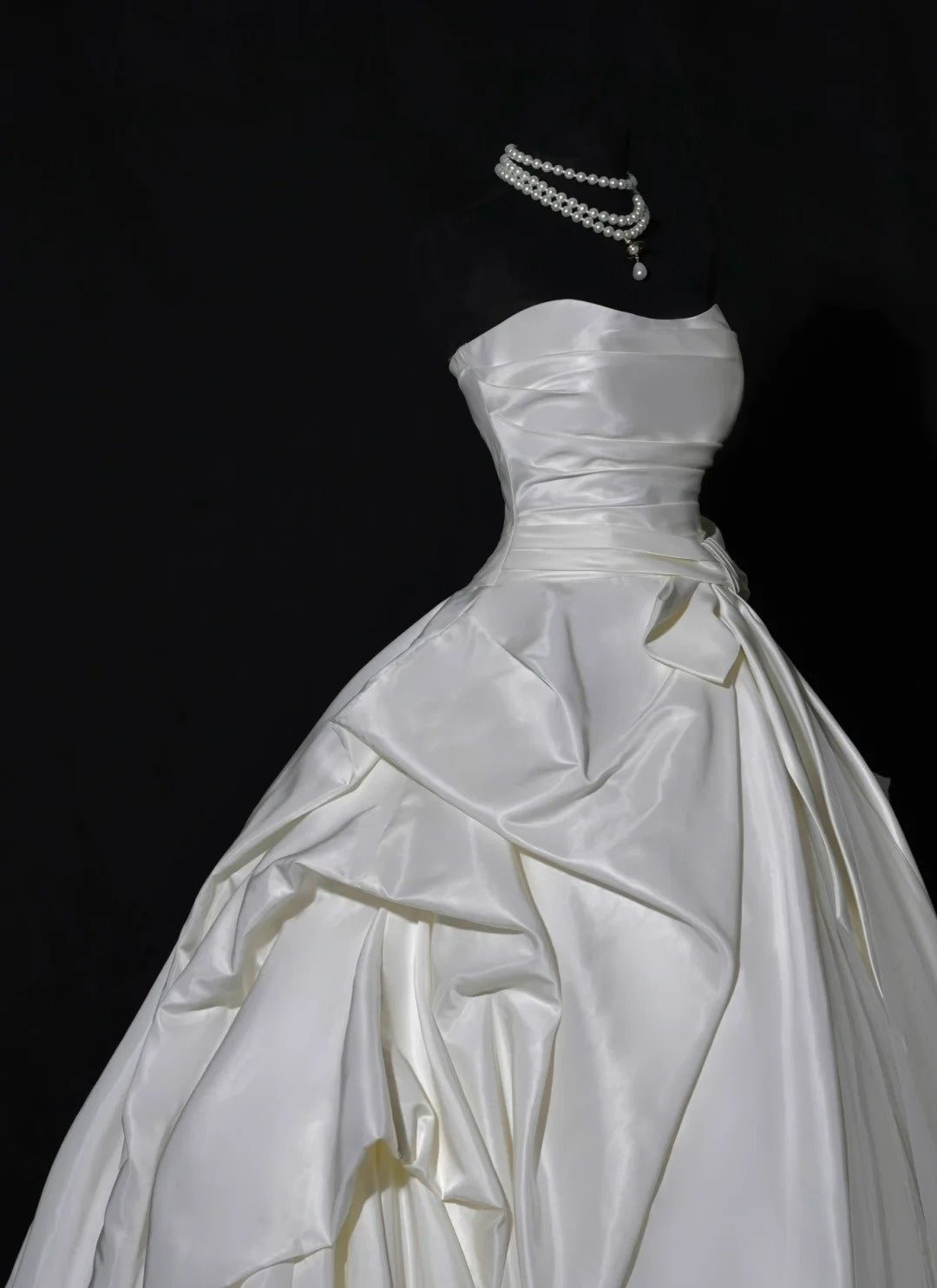 Luxuriöses Brautkleid, Ballkleid, trägerlos, elfenbeinfarben, ärmellos, figurbetont, AB2522