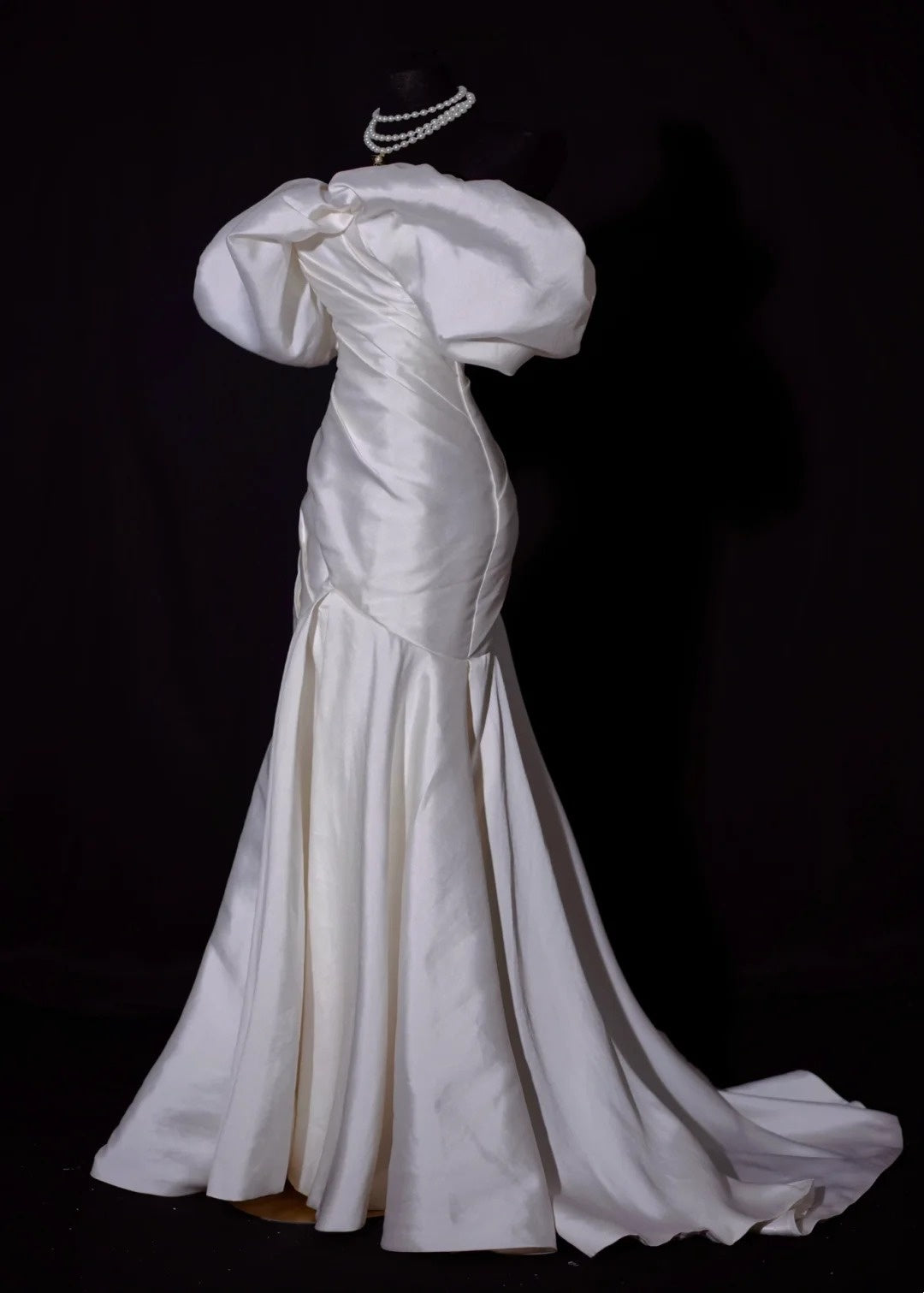 Klassisches Brautkleid im Meerjungfrauenstil, schulterfrei, elfenbeinfarbener Satin, kurze Ärmel, figurbetontes Brautkleid AB2529