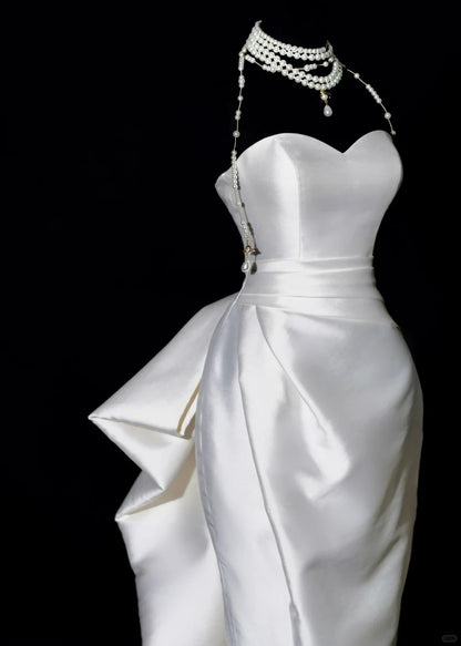 Schlichtes Brautkleid, Etuikleid, herzförmiger Schnitt, Satin, plissiert, figurbetont, langes Brautkleid AB2530