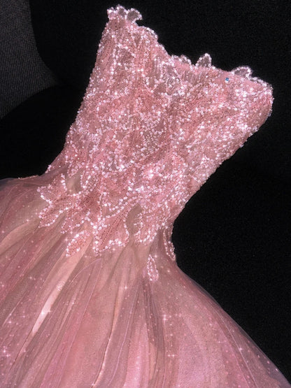 Glitzerndes, trägerloses, langes, pinkfarbenes Ballkleid mit weißen Punkten – ein formelles Abendkleid für den 18. Geburtstag oder als Ballkleid (Modell N735).
