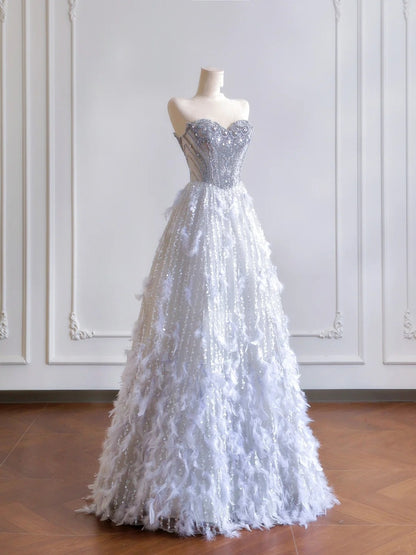 Zeitloses Ballkleid mit Herzausschnitt, silbernen Pailletten, Perlen und Federn – Inspiration für lange Abendkleider und Partykleider N306