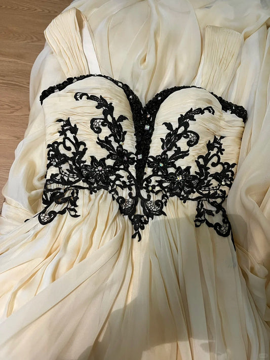 Vintage A Line Sweetheart Champagne With Black Appliques Long Prom Dresses Party Dress Birthday Outfits Graduation Gown N2838