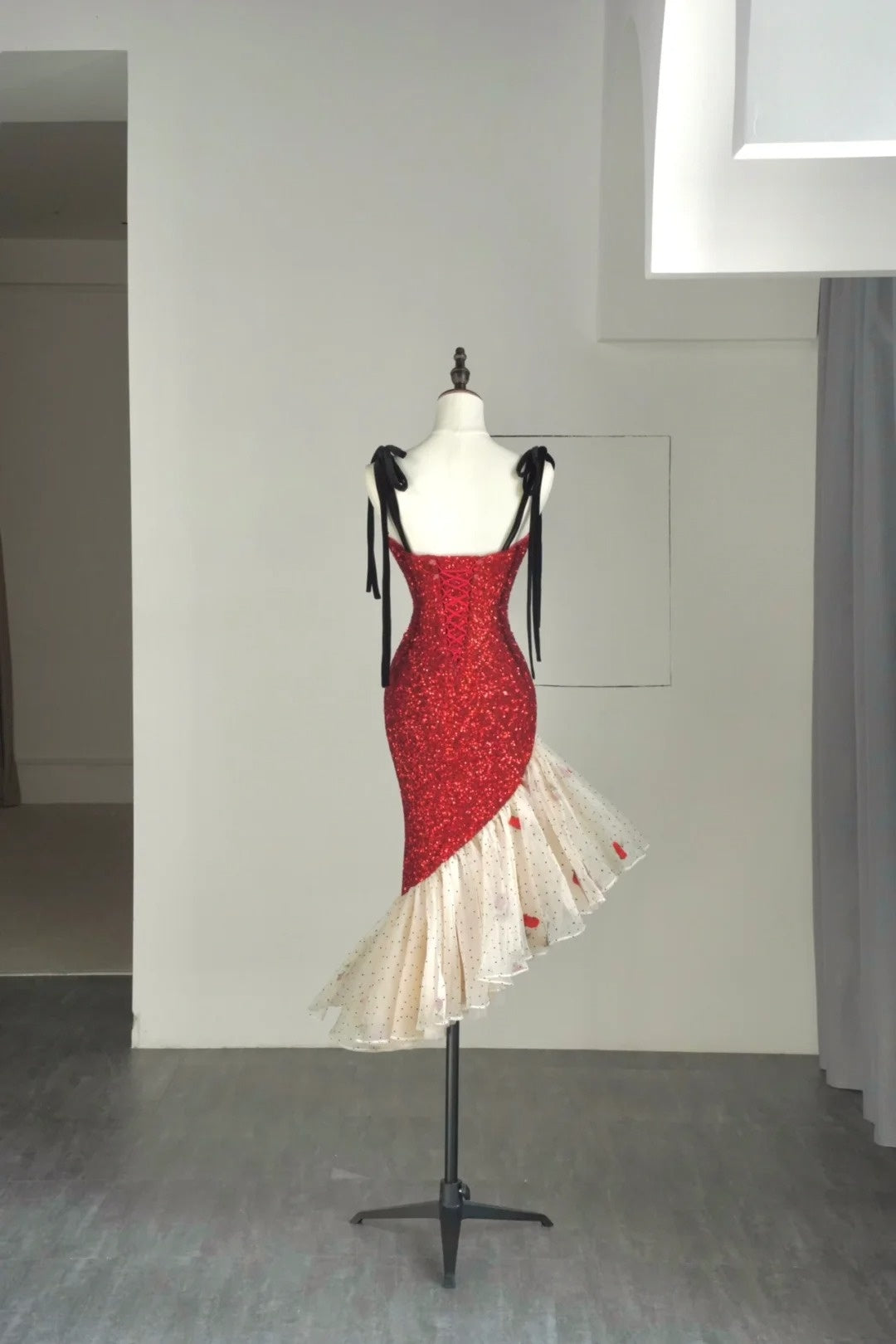 Robe de bal courte sirène à fines bretelles et sequins rouges, idéale pour les jeunes filles de 16 ans (N1177)