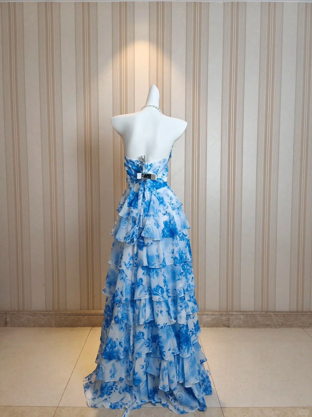 Bescheidenes A-Linien-Sweetheart-Kleid aus blauem Chiffon mit Blumenmuster, Rüschen und Stufenlagen, Abendkleid, Ausgehkleid, Ballkleid N4482
