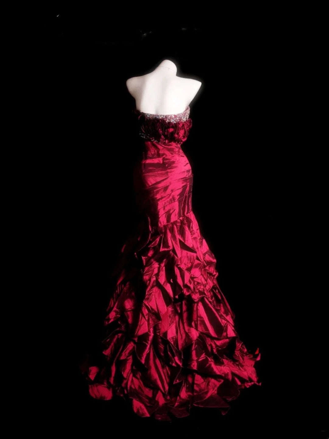 Einzigartige Ballkleider Meerjungfrau Trägerlos Burgunder Ärmellos Mit Rüschen Semi-formelles Abendkleid N3786