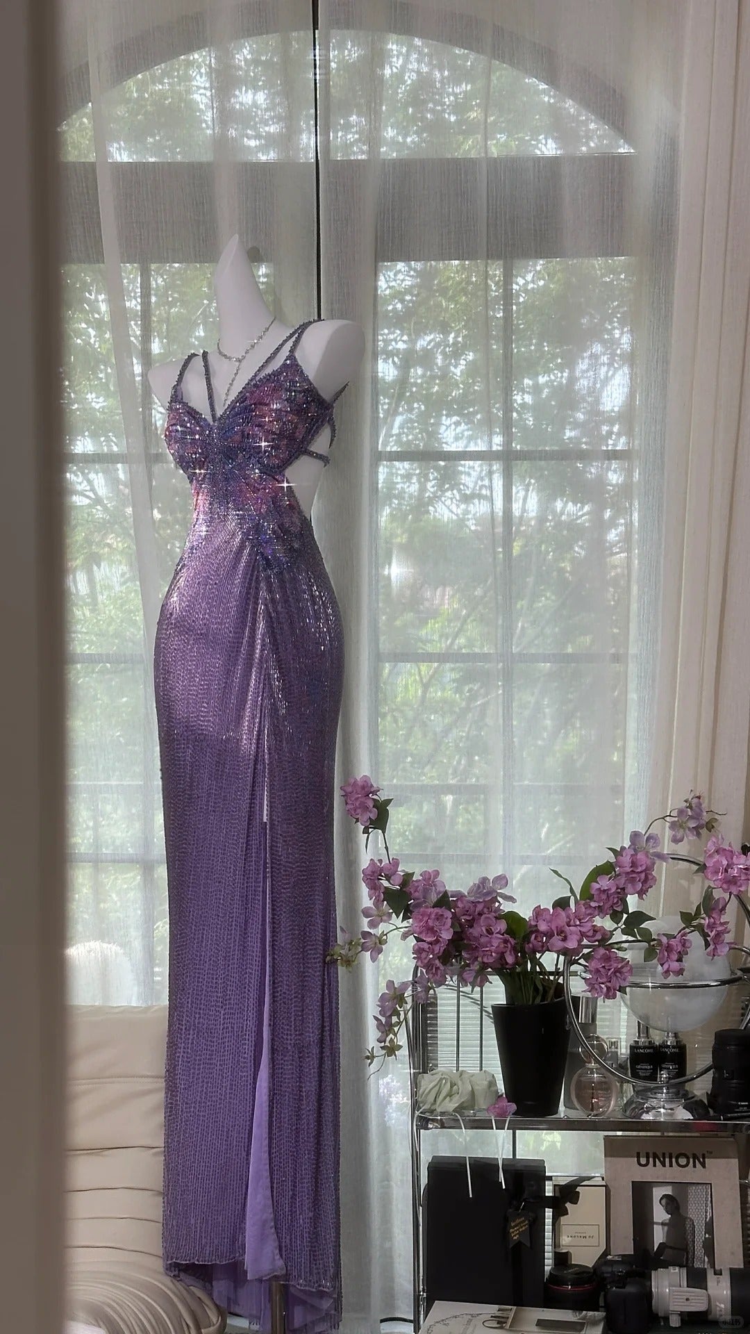 Elegante Ballkleider Meerjungfrau Spaghettiträger Lila Pailletten Schlitz Bodenlang Formelle Abendgarderobe N3532