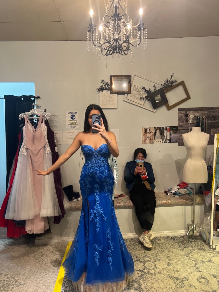 Robe de bal longue bleu roi à décolleté cœur flatteur, ornée d'appliqués de dentelle et d'une fente, idéale pour un anniversaire ou une soirée (N437).