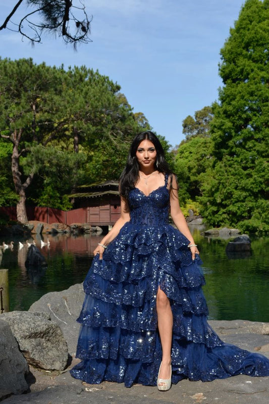 Besonderes Ballkleid mit herzförmigem Ausschnitt, Trägern, dunkelblauer Spitze, hohem Schlitz, ärmellos, langes Abiballkleid, Inspiration Abiballkleid AB1031