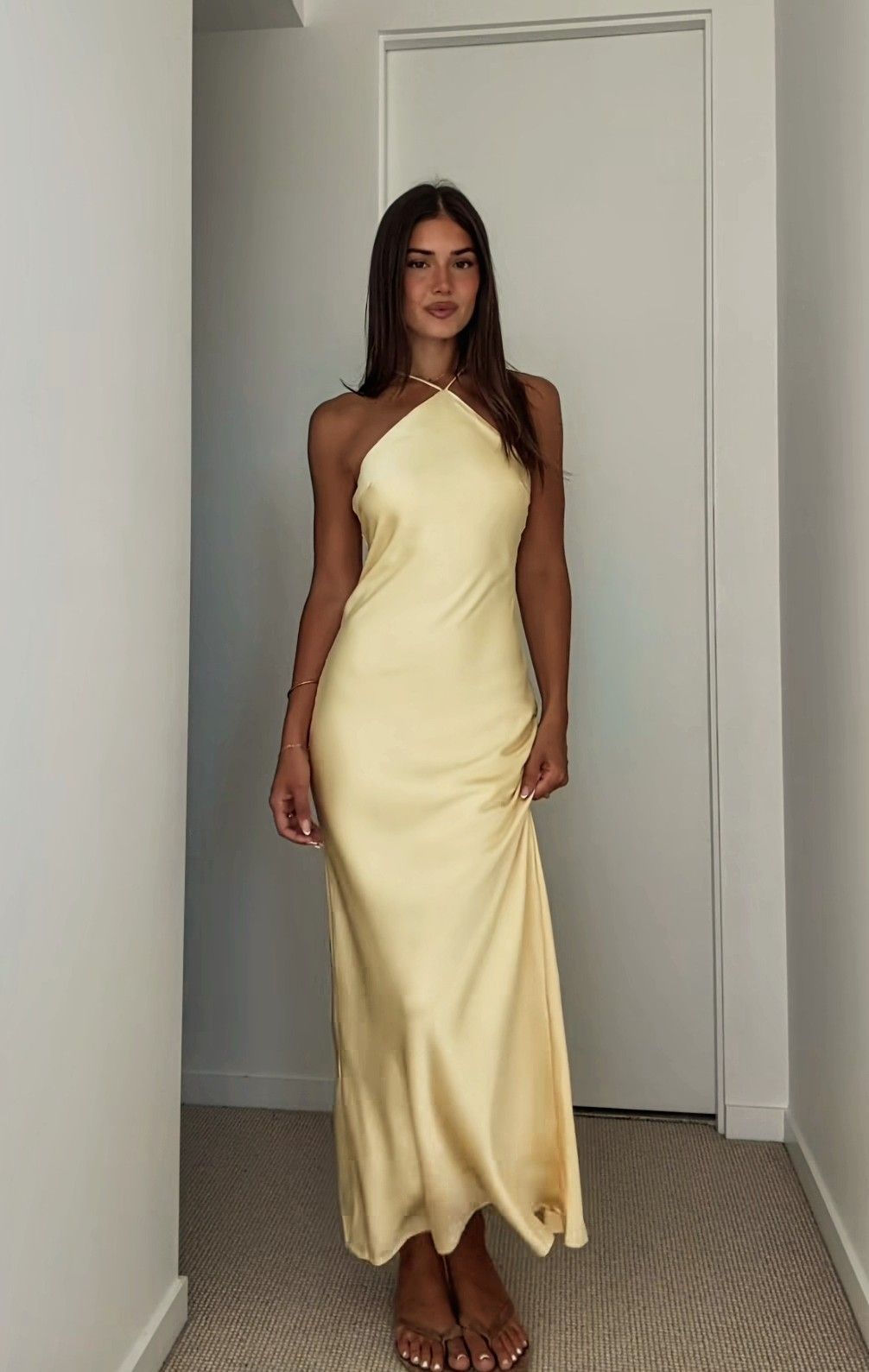 Robe longue jaune trapèze dos nu, idéale pour l'été, la plage ou un bal de fin d'année (N1406)