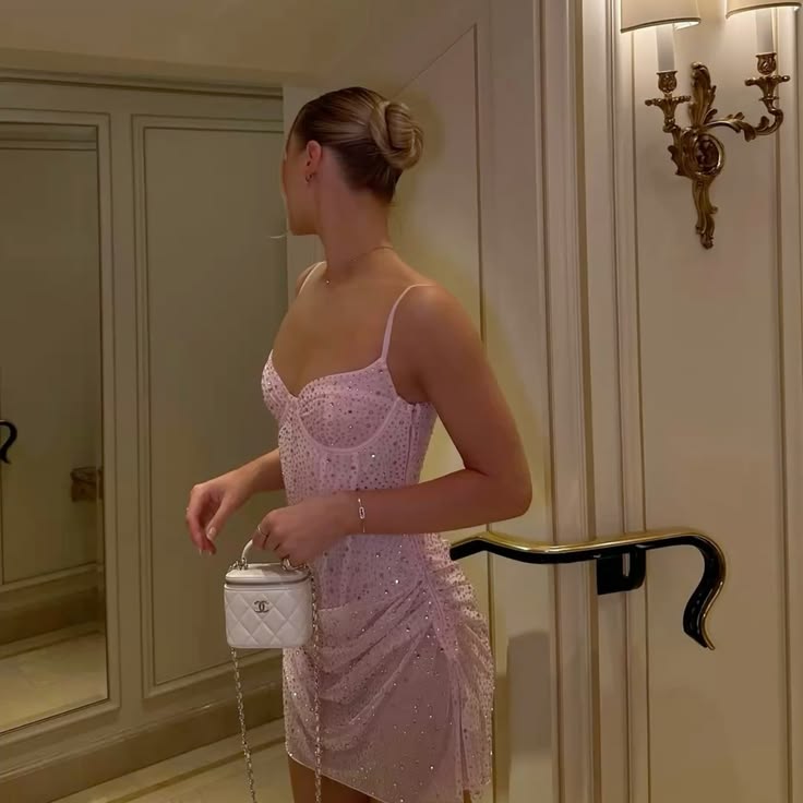 Robes Courtes Roses à Bretelles Fines avec Perles, Inspiration Tenues de Soirée Formelles et de Bal de Promo pour Aînées, RB3037