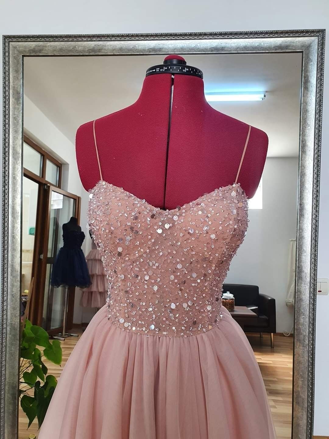 Robe de bal unique en tulle rose à fines bretelles et fente, ornée de perles, idéale pour les adolescentes. Tenue de soirée élégante. Modèle N037.
