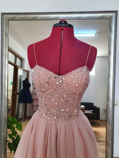 Robe de bal unique en tulle rose à fines bretelles et fente, ornée de perles, idéale pour les adolescentes. Tenue de soirée élégante. Modèle N037.