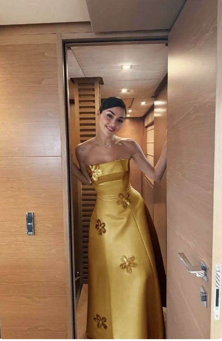 Elegante, schlichte Abschlussballkleider für die Oberstufe: Inspiration für High Schools, A-Linie, trägerlos, goldfarbenes Satinkleid mit Blumen, halbformelles, langes Ballkleid für Teenager AB1960