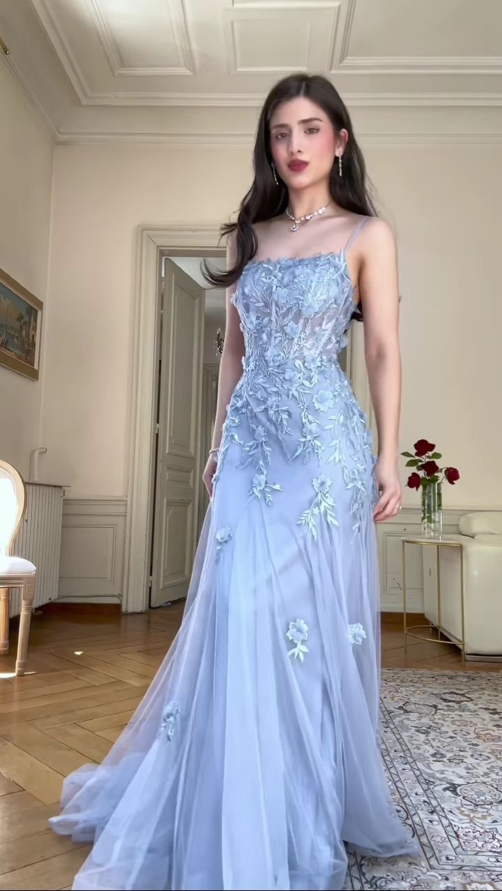 Robe de bal longue sirène intemporelle à fines bretelles en tulle bleu ornée d'appliqués, idéale pour une soirée de 20 ans ou toute autre occasion spéciale (N453).