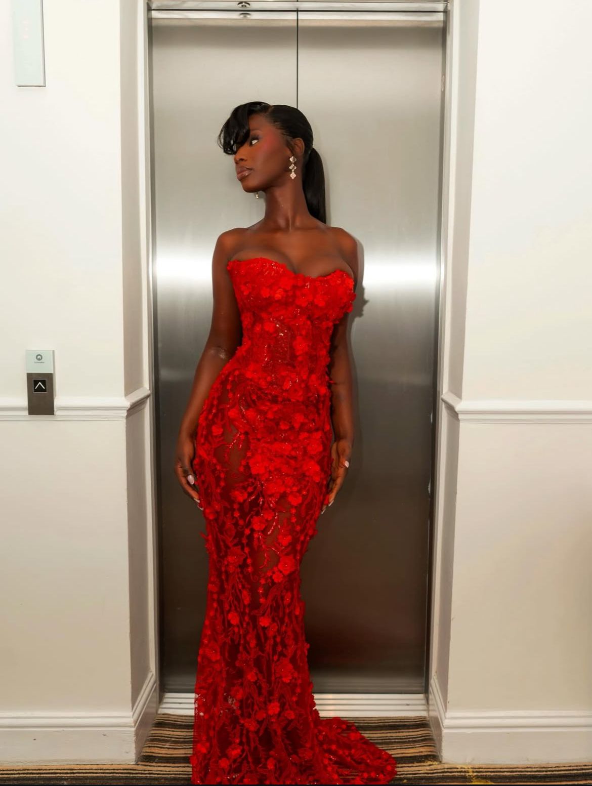 Magnifique robe de bal sirène rouge bustier cœur sans manches avec dentelle AB331