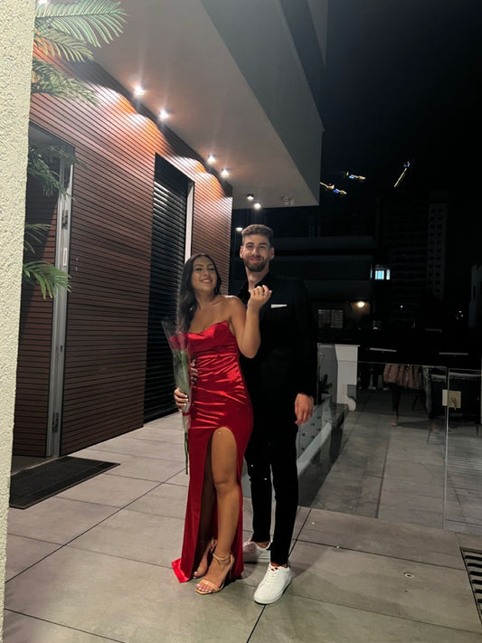 Robe de bal longue rouge fourreau sans bretelles avec fente en satin, idéale pour une soirée formelle ou un 20e anniversaire (N461)