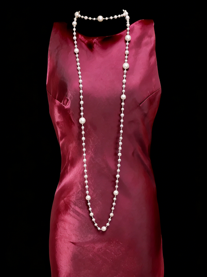 Robe fourreau bordeaux satinée à col rond, style modeste, idéale pour une soirée formelle ou une remise de diplômes (N1152)