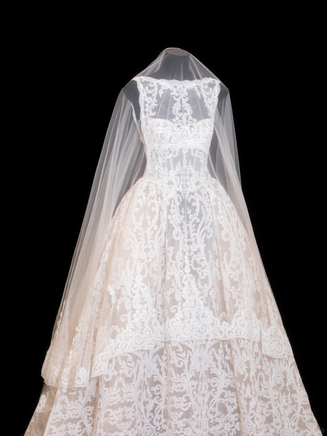 Timeless Ball Gowns Lace White With Wedding Veil Tulle Bridal Gown Garden Wedding Dresses RB4322