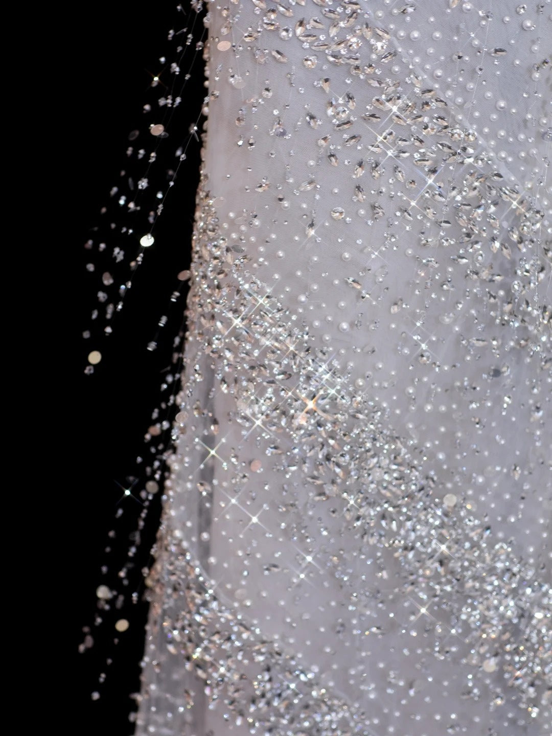 Funkelndes, paillettenbesetztes Etuikleid mit One-Shoulder-Schnitt, weiß, langes Paillettenkleid, Inspiration für Abendkleider, formelles Partykleid N146