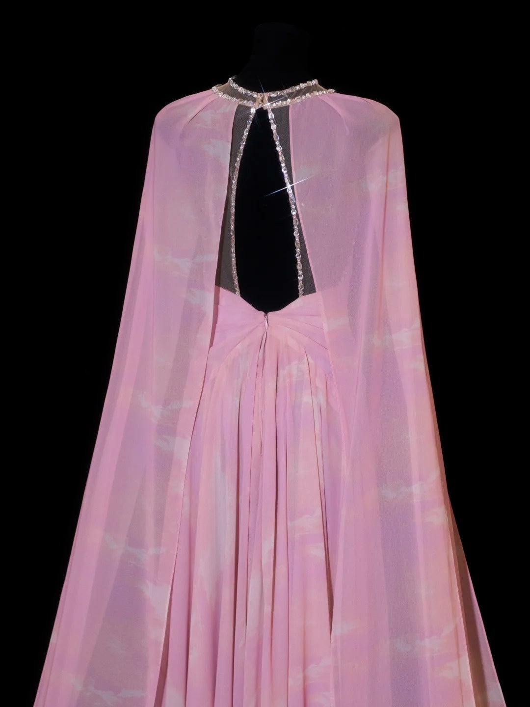 Élégante Robe de Bal Longue Formelle en Chiffon Rose Col Montant Coupe Trapèze Dos Nu pour 18ème Anniversaire N4179