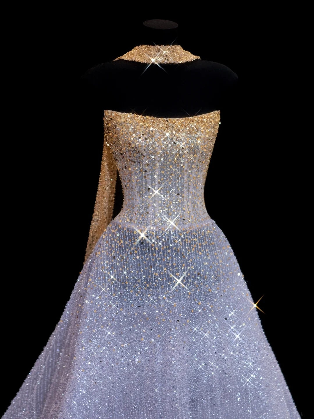 Funkelndes, trägerloses Ballkleid mit lila Schal und goldenen Perlen – Inspiration für formelle Partykleider und lange Abiballkleider N143