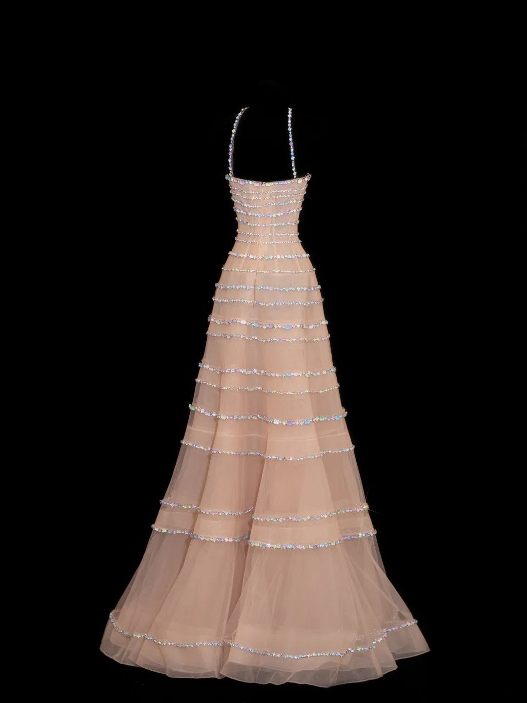 Robe de bal longue N142, sans bretelles, couleur champagne scintillante, ornée de perles argentées.