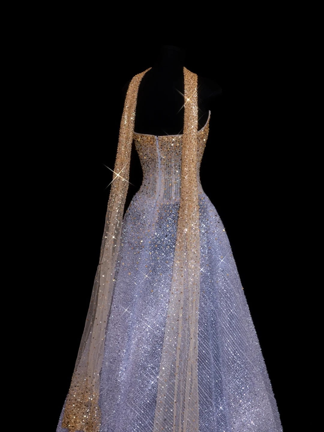 Funkelndes, trägerloses Ballkleid mit lila Schal und goldenen Perlen – Inspiration für formelle Partykleider und lange Abiballkleider N143