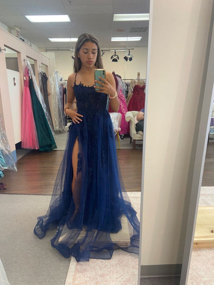 Robe de bal bleu marine à bretelles spaghetti, coupe trapèze, dos nu et fente sur le devant - Inspiration robe de soirée formelle AB702