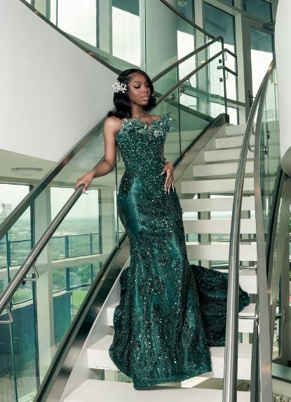 Luxuriöses, schulterfreies, perlenbesetztes Satin-Abendkleid in Smaragdgrün mit Meerjungfrauen-Stil, Modell N599
