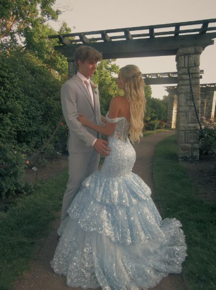 Bezauberndes schulterfreies, blaues Meerjungfrauen-Abendkleid mit Spitzenapplikationen und Lagenlook, langes Kleid N600