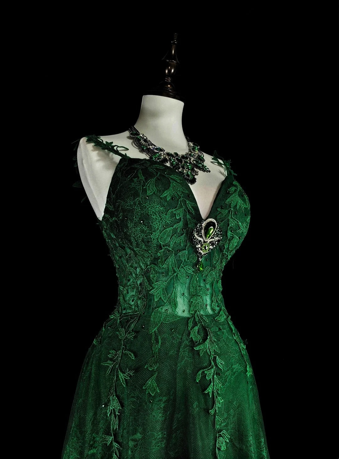 Robe de bal longue N1847, coupe trapèze, bretelles spaghetti, tulle vert foncé orné d'appliqués