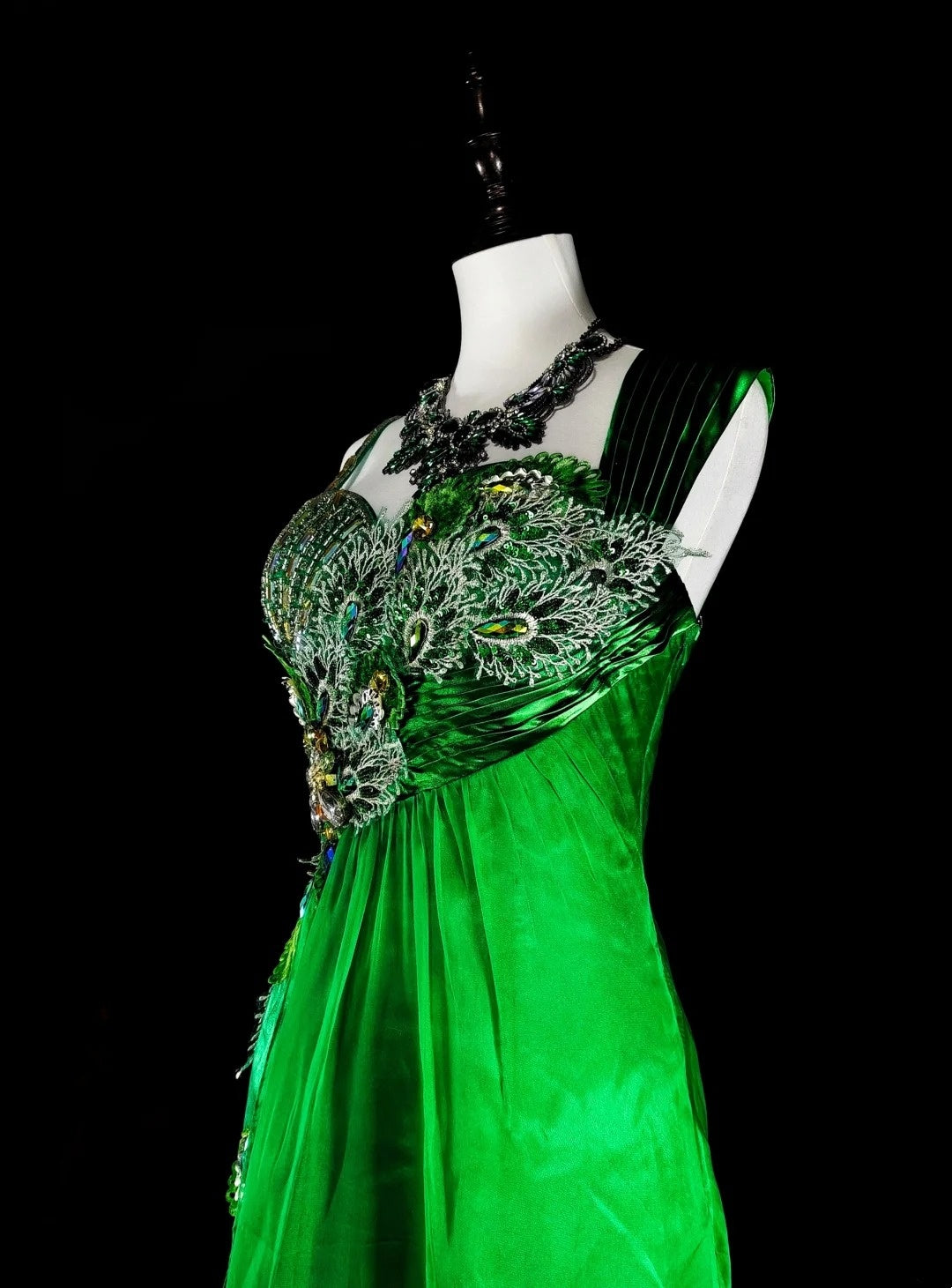 Robe de bal longue verte vintage années 70, coupe trapèze, bretelles, plissée et ornée de perles, référence N1840