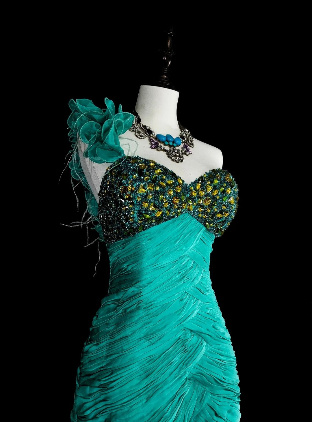 Robe de bal longue vintage sirène asymétrique en mousseline verte années 70, ornée de perles et de plis, N1841