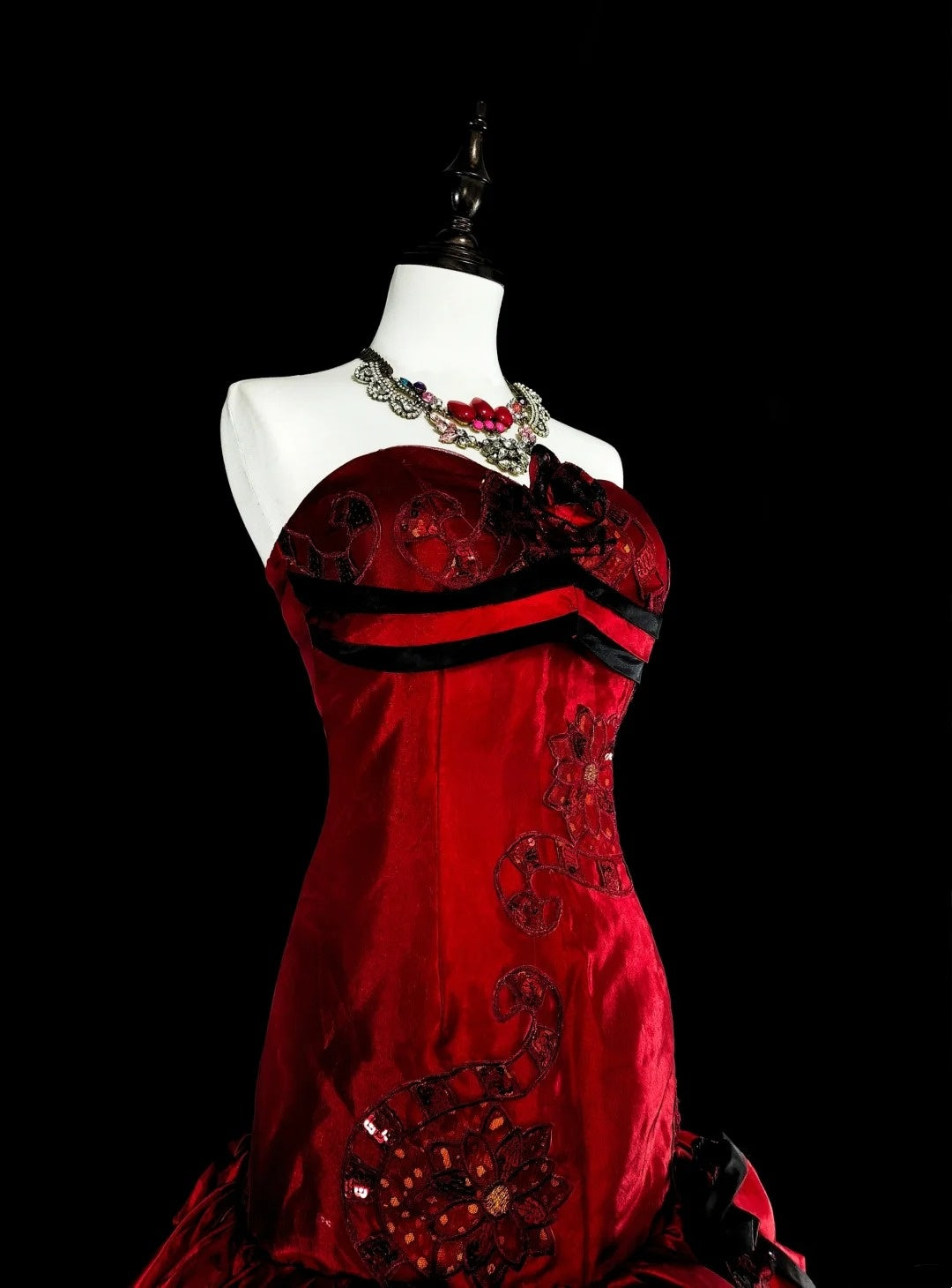 Robes de bal vintage sirène bustier plissées satin bordeaux avec appliques longue robe de soirée N2373