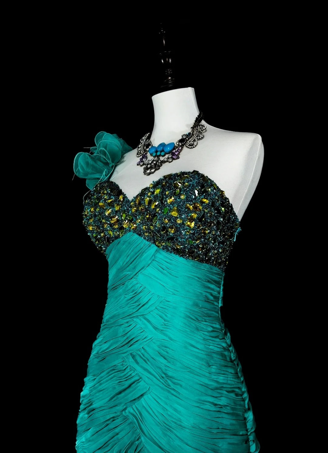 Robe de bal longue vintage sirène asymétrique en mousseline verte années 70, ornée de perles et de plis, N1841