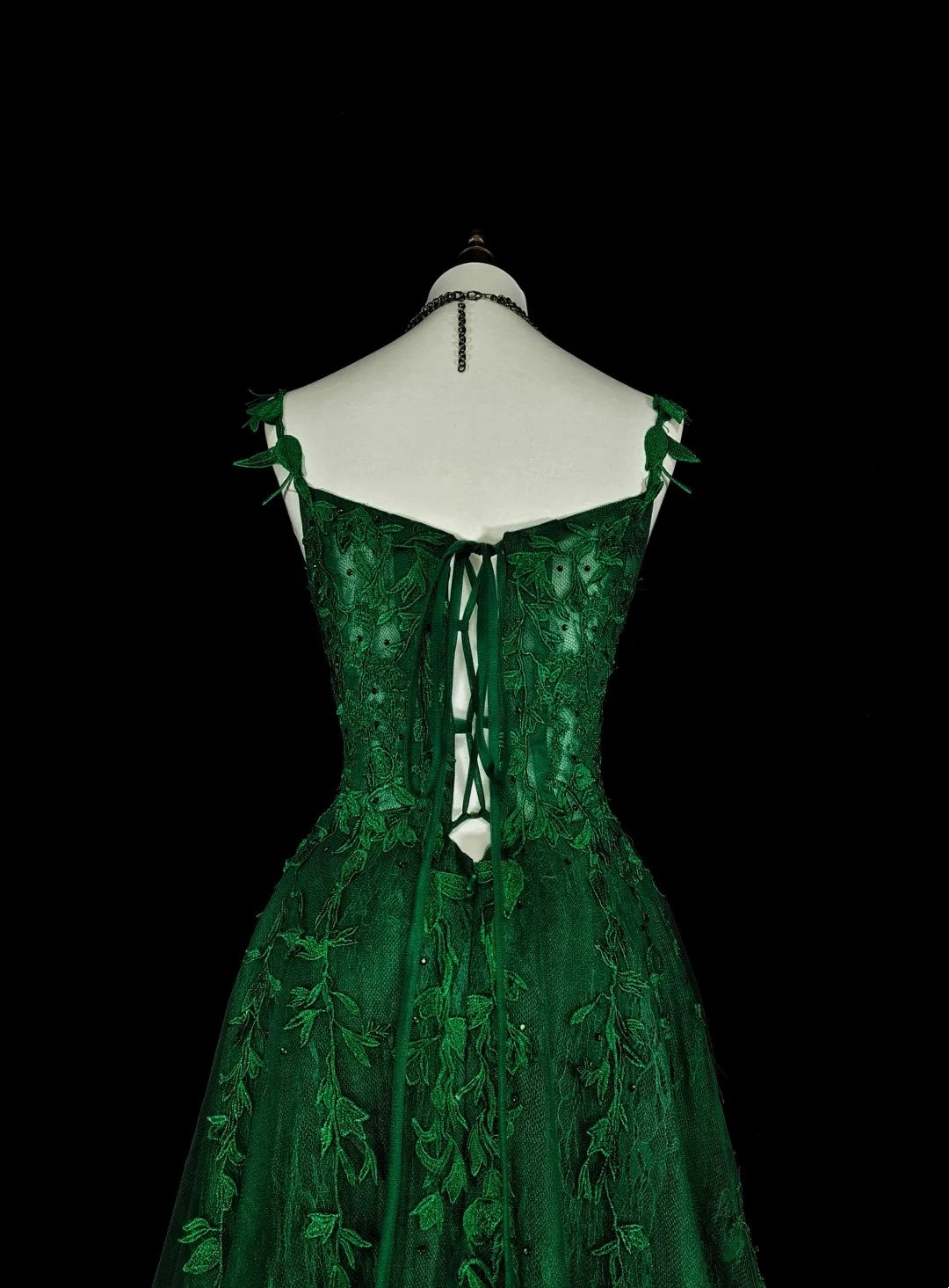 Robe de bal longue N1847, coupe trapèze, bretelles spaghetti, tulle vert foncé orné d'appliqués