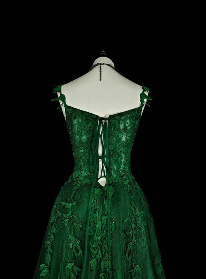 Robe de bal longue N1847, coupe trapèze, bretelles spaghetti, tulle vert foncé orné d'appliqués
