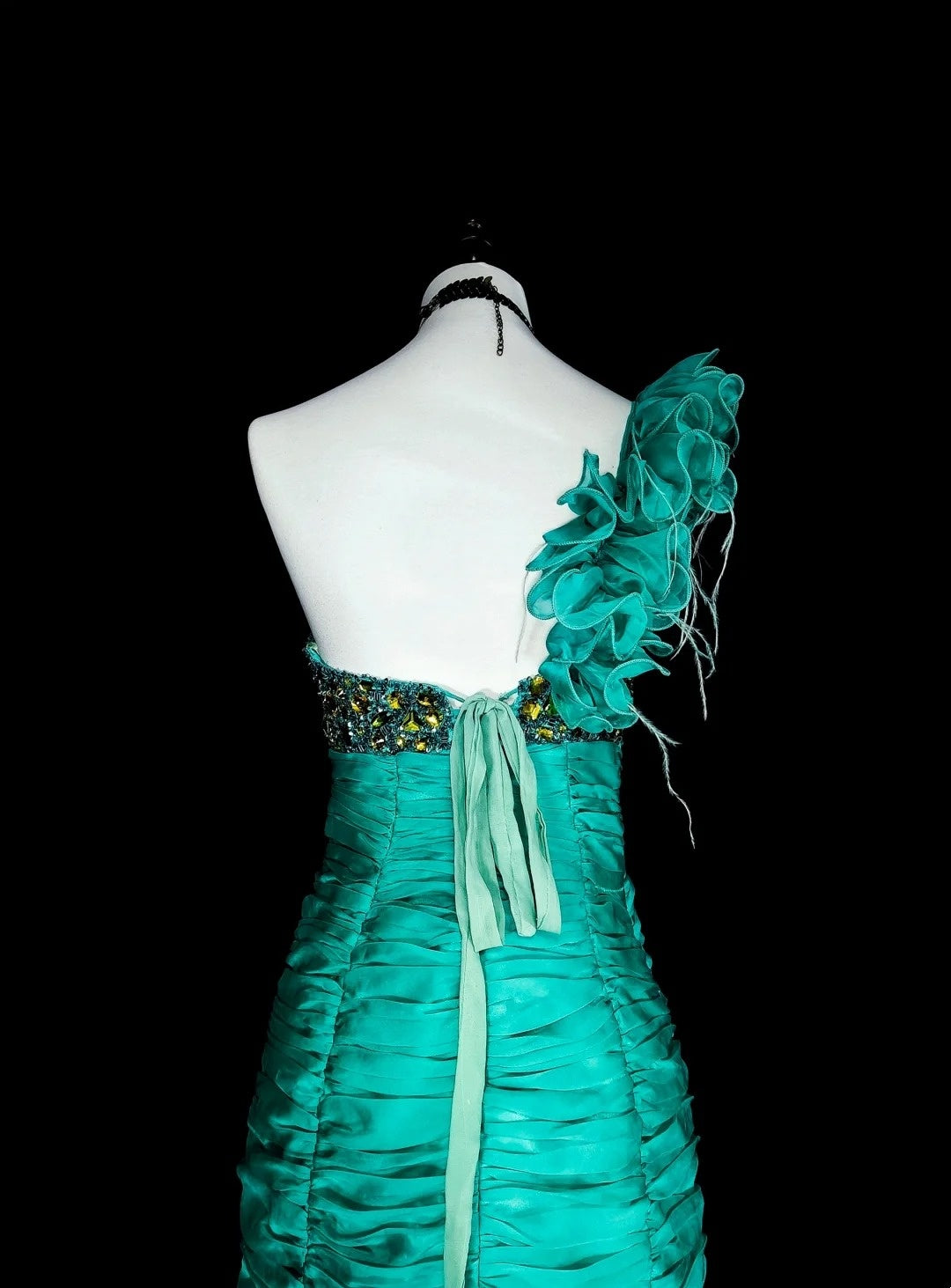 Robe de bal longue vintage sirène asymétrique en mousseline verte années 70, ornée de perles et de plis, N1841